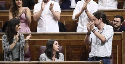 GRA055 MADRID, 27/09/2017.- Los diputados de Unidos Podemos aplauden a su portavoz parlamentaria, Irene Montero, durante la sesión de control al Gobierno que hoy se celebra en el Congreso, copada por tres interpelaciones y seis preguntas sobre el conflicto independentista en Cataluña. EFE/Mariscal