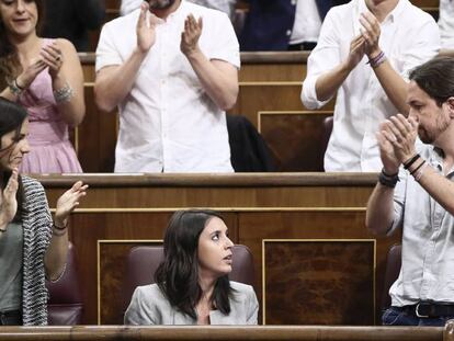 GRA055 MADRID, 27/09/2017.- Los diputados de Unidos Podemos aplauden a su portavoz parlamentaria, Irene Montero, durante la sesión de control al Gobierno que hoy se celebra en el Congreso, copada por tres interpelaciones y seis preguntas sobre el conflicto independentista en Cataluña. EFE/Mariscal