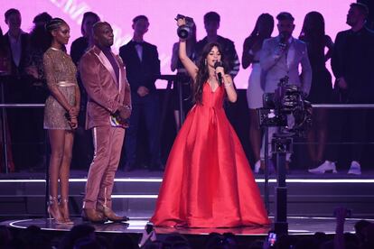 La cubanoestadounidense Camila Cabello y su 'Havana' han sido las triunfadoras de los premios MTV EMAs. La cantante ha logrado cuatro de los seis galardones a los que estaba nominada. Ha sido reconocida como mejor artista del año y 'Havana' como mejor canción. Además ha recibido los galardones al mejor vídeo y a la mejor actuación.