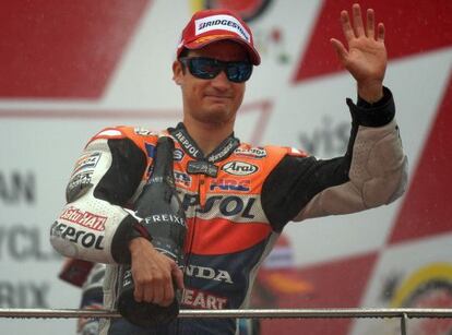 Pedrosa saluda desde el podio de Sepang.