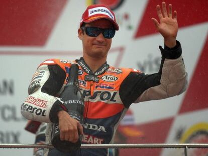 Pedrosa saluda desde el podio de Sepang.