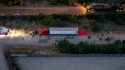 Vista aérea del camión con remolque hallado en San Antonio, Texas, la tarde del 27 de junio de 2022.