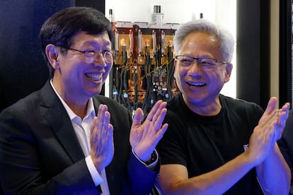 El jefe de Foxconn, Young Liu, y el de Nvidia, Jensen Huang, en Taipéi, el 20 de mayo pasado.