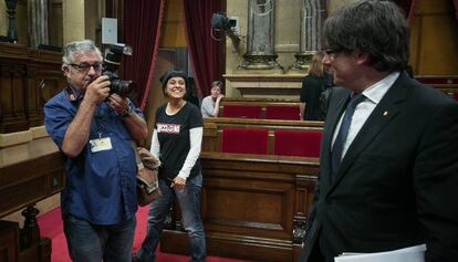 Gabriel (CUP) y Carles Puigdemont, conversan durante un receso.