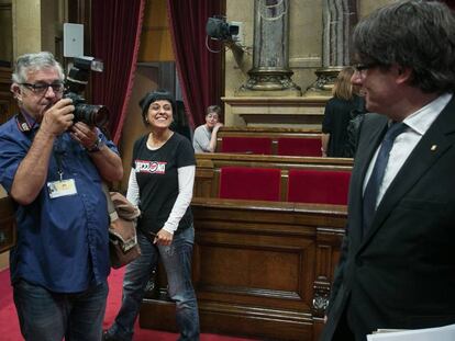 Gabriel (CUP) y Carles Puigdemont, conversan durante un receso.