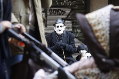 Una persona caracterizada como Charles Chaplin observa a la multitud en la calle Preciados.