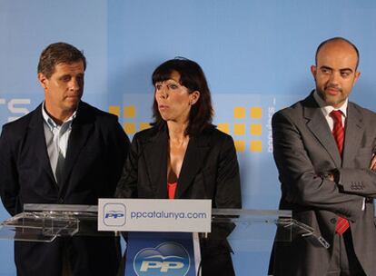 Alberto Fernández Díaz, Alicia Sánchez-Camacho y Daniel Sirera, ayer en la sede del PP catalán.