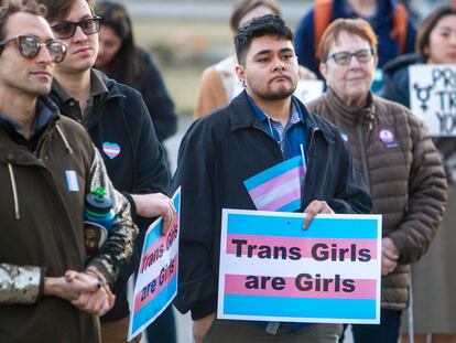 Un grupo de personas se manifiesta en el Capitolio de Idaho en favor de los derechos de las personas transgénero.