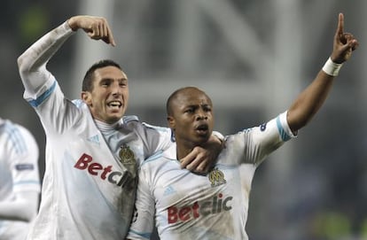 Ayew, a la derecha, celebra su gol con Amalfitano.