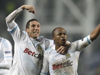 Ayew, a la derecha, celebra su gol con Amalfitano.