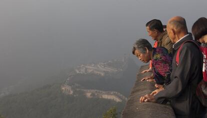 Un grupo de chinos visitan Badaling, la sección más transitada de la Gran Muralla China, a unos 70 kilómetros al noroeste de Pekín durante una mañana de niebla contaminada en la ciudad.