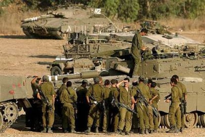 Soldados y blindados israelíes se concentran en Mefasim, en el límite entre Israel y la franja de Gaza.