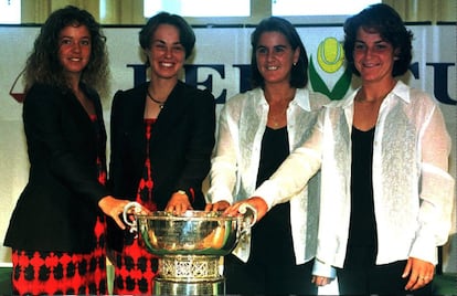 Las tenistas del equipo suizo de tenis, Patty Schnyder, Martina Hinggis, y las del equipo español, Conchita Martinez y Arantxa Sánchez (De Izq. a Dcha.), después de la ceremonia de premios de la Copa Federación, en Ginebr, el 18 de septiembre de 1998.
