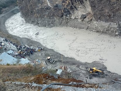 Operación de rescate cerca de la central de Dhauliganga tras la avalancha, este domingo en la aldea de Reni, en la India.