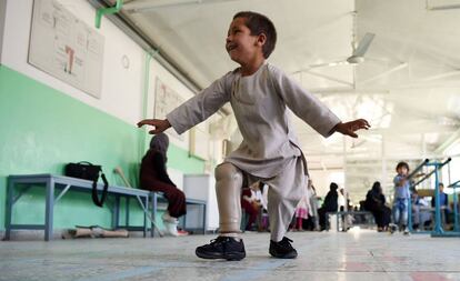 Ahmad Sayed Rahman, un niño afgano de cinco años que perdió su pierna durante en el fuego cruzado de una batalla, baila con una prótesis en el hospital de guerra del Comité Internacional de la Cruz Roja (CICR), en Kabul (Afganistán), el 7 de mayo de 2019.