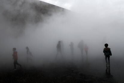 Varias personas interactúan con la instalación 'London Fog (2017)' de la artista japonesa Fujiko Nakaya en la galería de arte Tate Modern de Londres (Inglaterra).