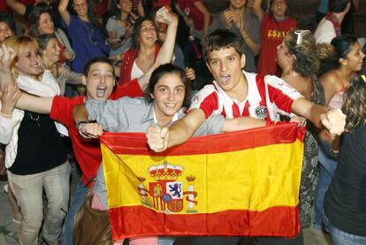 Aficionados de la selección española celebran la victoria en la Plaza Moyua de la capital vizcaína.