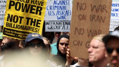 Manifestantes protestan contra el ataque de Estados Unidos a Irán, en Times Square, Nueva York, el 22 de junio.