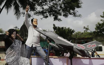 Activistas del partido opositor con máscaras del primer ministro, Narendra Modi, protestan en Mumbai (India) tras la compra de 36 aviones de combate por parte del Gobierno.