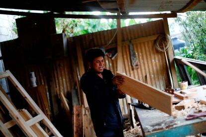 Mustafa, de 42 años, carpintero y musulmán del grupo étnico tzotzil, revisa una pieza de madera en el trabajo en San Cristóbal de las Casas.