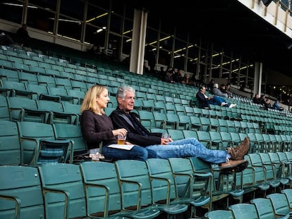 Woolever y Bourdain conversan sentados en un estadio en Queens, Nueva York, en una imagen proporcionada por la autora.