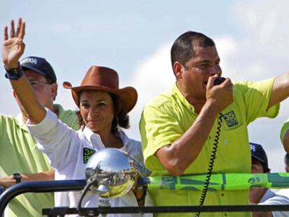 Rafael Correa y su hermana Pierina, durante un acto electoral celebrado en 2019.