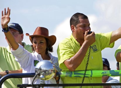 Rafael Correa y su hermana Pierina, durante un acto electoral celebrado en 2019.