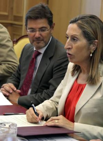 La ministra de Fomento Ana Pastor, junto al secretario de Estado de Fomento, Rafael Catal Polo. EFE/Archivo