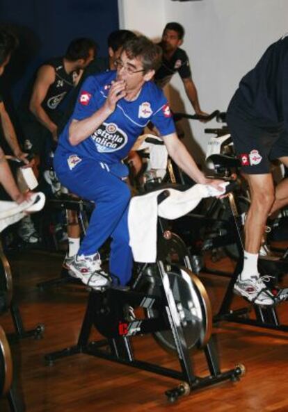 Fernando Vázquez hace spinning en el gimnasio del club con el resto de la plantilla