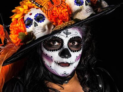 Una mujer maquillada como una 'Catrina' para el Día de Muertos.