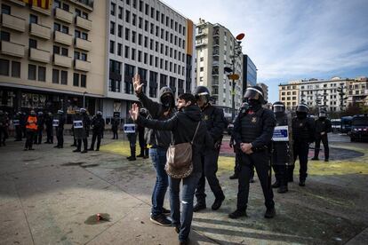 Las fuerzas antidisturbios de los Mossos han establecido un cordón con agentes y furgonetas para separar a los dos grupos antes del comienzo del acto conmemorativo del 40 aniversario de la Constitución