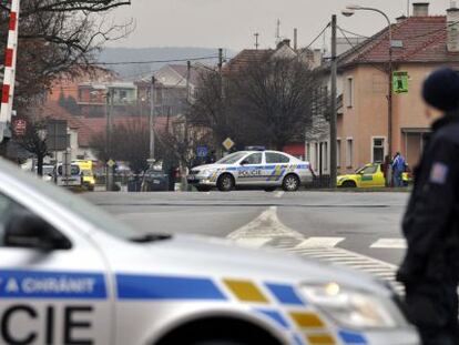 Un policía cerca del restaurante donde un hombre ha matado a ocho personas en Uhersky Brod (República Checa).