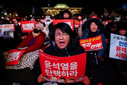 Manifestantes sostienen carteles pidiendo la destitución del actual presidente del Corea del Sur durante un marcha en Seúl.