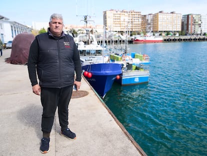 El patrón que rescató a los marineros, Pedro Antonio Fernández, frente a su pesquero, ene l puerto de Santander.