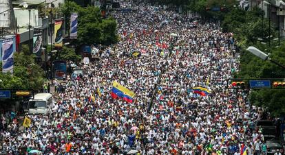 Opositores venezolanos durante la manifestación del jueves 20 de abril, en Caracas (Venezuela).