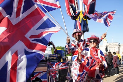 Seguidores de la familia real británica momentos antes del desfile 'Trooping the Colour', este sábado por el centro de Londres. 