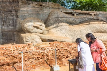 Hace 800 años, los reyes gobernaban las llanuras centrales de Sri Lanka desde Polonnaruwa, que entonces era un animado núcleo comercial y religioso. Desde aquí, los mercaderes regateaban para conseguir materias exóticas y los devotos rezaban en alguno de sus numerosos templos. Las glorias de esa época son ahora un tesoro arqueológico: monumentos y construcciones de intrincada labra distribuidos alrededor de un enorme cuadrilátero de césped, como grandes piezas de ajedrez. Hay placas con mucha información, pero tampoco pasa nada por no fijarse en los carteles ante edificios tan extraordinarios. Lo mejor es el amanecer o el atardecer, cuando los rayos del sol colorean las ruinas.