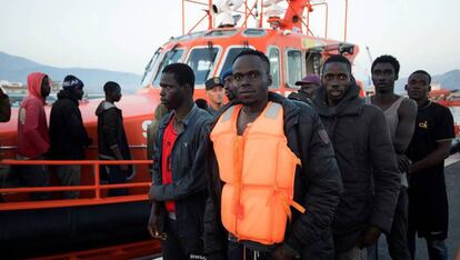 Llegada a Motril de inmigrantes rescatados por Salvamento Marítimo.