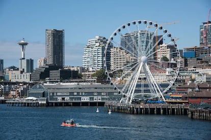 El empresario estadounidense Hal Griffith tuvo durante tres décadas la idea de construir una noria en su ciudad, Seattle. Su sueño se hizo finalmente realidad al final del muelle 57, donde hoy se levanta la Seattle Great Wheel. Esta noria, que empezó a girar el 29 de junio de 2012, llega hasta los 50 metros de altura, desde donde se ve una panorámica de la ciudad desde el océano. El viaje en una de sus 42 cabinas cerradas (una de ellas con suelo de cristal) varía entre los 12 y 20 minutos, y en cada uno se realizan tres vueltas completas. Tiene capacidad para 300 personas y solo permite reservar sus góndolas para eventos privados la noche de fin de año. Más información: <a href="http://seattlegreatwheel.com/" target="_blank">seattlegreatwheel.com</a>