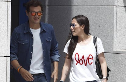 Albert Rivera y la cantante Malú, el 12 de julio abandonando el hospital en el que el político había estado ingresado por una gastroenteritis.