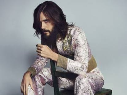 Jared Leto posa en exclusiva para ICON con mono de ‘jacquard’ rosa bordado con motivos florales y mocasines bicolores. Todo, Gucci.