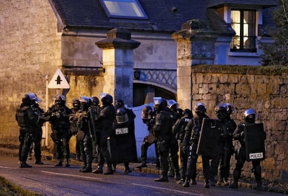 Policías esta noche en la zona de búsqueda.