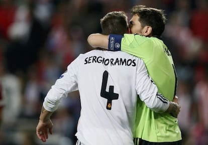 Casillas besa a Ramos tras su gol. 