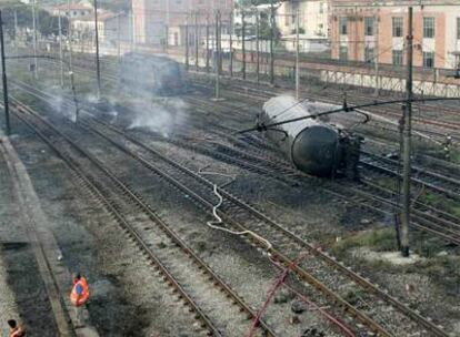 Los equipos de emergencia trabajan en la estación de Viareggio para poner en seguridad los vagones del tren que no han explotado