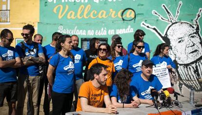 Jaume Gorriz, vecino del barrio de Vallcarca que ha logrado una rebaja de alquiler, ante los micrófonos.