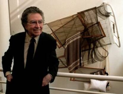Tàpies, junto a su obra, en 1999.