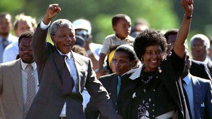 FILE PHOTO 11FEB90 - South Africa turned the page on its violent political past June 2 as it voted peacefully in a watershed election expected to send Nelson Mandela into retirement with a landslide for his ruling party. Mandela is accompanied by his former wife Winnie, moments after his release from prison February 11, 1990 after serving 27 years in jail.
 
 KM/