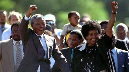 FILE PHOTO 11FEB90 - South Africa turned the page on its violent political past June 2 as it voted peacefully in a watershed election expected to send Nelson Mandela into retirement with a landslide for his ruling party. Mandela is accompanied by his former wife Winnie, moments after his release from prison February 11, 1990 after serving 27 years in jail.
 
 KM/