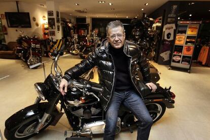 Joan Piqué, el padre del futbolista, en la tienda Harley Davidson de Barcelona