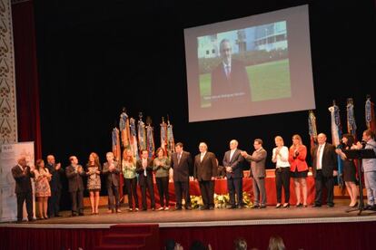 Pedro Rodr&iacute;guez, en medio, y su nueva junta directiva de la asamblea de la Federaci&oacute; de Societats Musicals celebrada en Villena. 